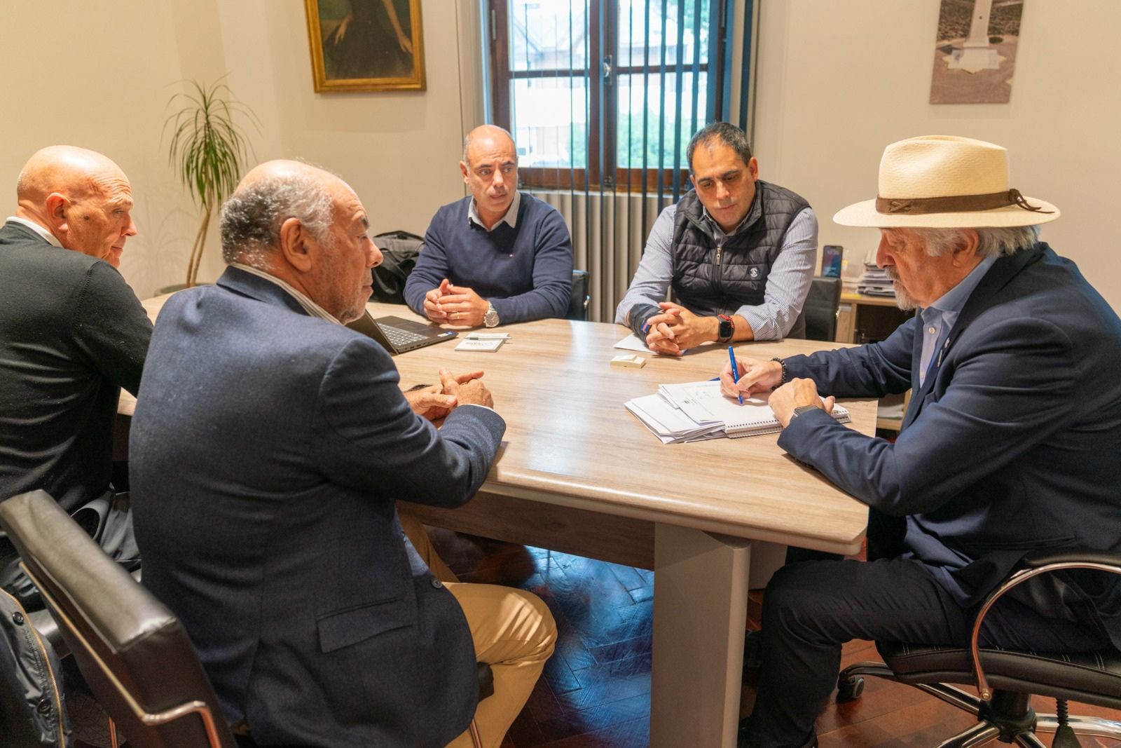 Presentaron al intendente un proyecto local de cría y producción de salmón